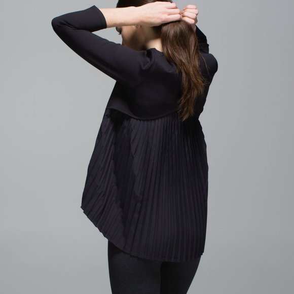 RARE LULULEMON Black Long Sleeve Pleated Top - Picture 1 of 7